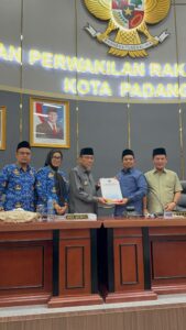 Ketua DPRD Kota Padang Muharlion menerima laporan Ranperda APBD perubahan tahun anggaran 2026