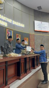 Sekwan DPRD Kota Padang Hendrizal Azhar saat menyerahkan laporan sidang paripurna kepada Ketua DPRD Kota Padang Muharlion