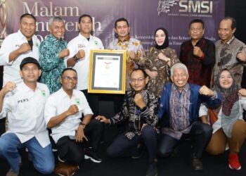Bupati Solok Terima Anugerah Tokoh Inspiratif SMSI Award 2026 di Jakarta