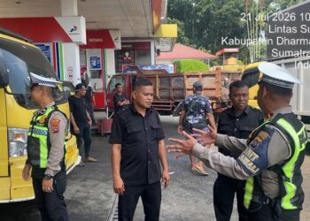 Satlantas Polres Dharmasraya Intensifkan Patroli SPBU, Antisipasi Kemacetan Antrean Solar di Jalinsum