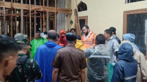 Hujan berintensitas tinggi yang mengguyur Kota Padang sejak Senin (3/8) siang hingga sore, mengakibatkan banjir di hampir seluruh kecamatan.