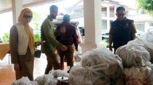Pemerintah Kota (Pemko) Padang di bawah pimpinan Wali Kota Padang Fadly Amran, Wakil Wali Kota Padang Maigus Nasir, Sekda Kota Padang Raju Minropa, serta seluruh jajaran Organisasi Perangkat Daerah (OPD) bergerak cepat melakukan reaksi tanggap bencana untuk membantu korban terdampak banjir hidrometeorologi di daerah tersebut.