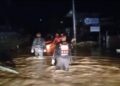 Tim Satuan Tugas Badan Penanggulangan Bencana Daerah (BPBD) Kota Padang, bersama Tim SAR Gabungan bergerak cepat menindaklanjuti laporan darurat evakuasi warga yang terjebak banjir.