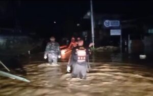 Tim Satuan Tugas Badan Penanggulangan Bencana Daerah (BPBD) Kota Padang,  bersama Tim SAR Gabungan bergerak cepat menindaklanjuti laporan darurat evakuasi warga yang terjebak banjir.