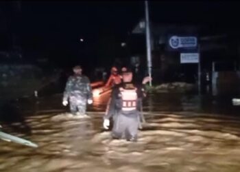Tim Satuan Tugas Badan Penanggulangan Bencana Daerah (BPBD) Kota Padang, bersama Tim SAR Gabungan bergerak cepat menindaklanjuti laporan darurat evakuasi warga yang terjebak banjir.