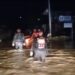 Tim Satuan Tugas Badan Penanggulangan Bencana Daerah (BPBD) Kota Padang, bersama Tim SAR Gabungan bergerak cepat menindaklanjuti laporan darurat evakuasi warga yang terjebak banjir.
