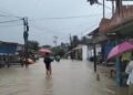 Hujan dengan intensitas tinggi di Kota Padang sepanjang, Senin (3/8) ini mengakibatkan, luapan air yang merendam pemukiman dan sebagian rumah warga di beberapa kelurahan Kecamatan Bungus Teluk Kabung.