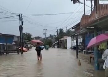 Hujan dengan intensitas tinggi di Kota Padang sepanjang, Senin (3/8) ini mengakibatkan, luapan air yang merendam pemukiman dan sebagian rumah warga di beberapa kelurahan Kecamatan Bungus Teluk Kabung.