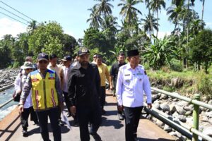 Wakil Walikota Padang Maigus Nasir bersama Anggota DPRD RI Zigo Rolando kunjungi pembangunan jembatan kelawi