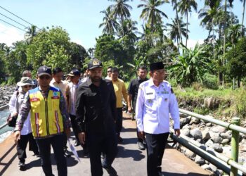 Wakil Walikota Padang Maigus Nasir bersama Anggota DPRD RI Zigo Rolando kunjungi pembangunan jembatan kelawi