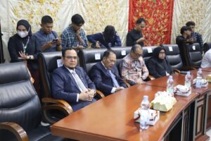 Sekwan DPRD Kota Padang Hendrizal Azhar dengan khidmat mengikuti jalannya sidang paripurna HJK ke 357