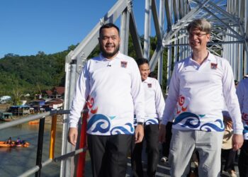 Wali Kota Padang Fadly Amran saat meresmikan jembatan Helsheim di Batang Arau