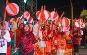 Warga Kota Padang Antusias mengikuti pawai telong-telong