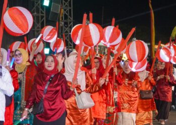 Warga Kota Padang Antusias mengikuti pawai telong-telong