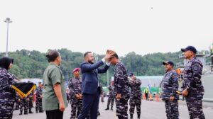 Perayaan Hari Jadi Kota (HJK) Padang ke-357 semakin semarak dengan hadirnya Kapal Republik Indonesia (KRI) Teluk Kendari-518 yang resmi bersandar di Dermaga IV Pelabuhan Teluk Bayur, Kamis (6/8).
