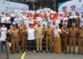 Wali Kota Padang Fadly Amran menyerahkan bantuan kepada sejumlah kelompok usaha di sektor perikanan dan pangan