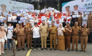 Wali Kota Padang Fadly Amran menyerahkan bantuan kepada sejumlah kelompok usaha di sektor perikanan dan pangan