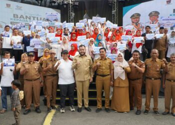 Wali Kota Padang Fadly Amran menyerahkan bantuan kepada sejumlah kelompok usaha di sektor perikanan dan pangan