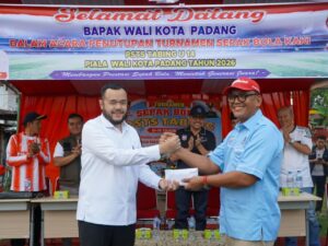 Wali Kota Padang Fadly Amran menyaksikan, semifinal Turnamen Sepak Bola PSTS Tabing U-14 Piala Wali Kota Padang, yang diadakan di lapangan Sepakbola Persatuan Sepakbola Tabing Sekitarnya (PSTS) Tabing, Kelurahan Parupuk Tabing, Kecamatan Koto Tangah, Sabtu (15/8).
