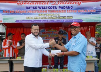 Wali Kota Padang Fadly Amran menyaksikan, semifinal Turnamen Sepak Bola PSTS Tabing U-14 Piala Wali Kota Padang, yang diadakan di lapangan Sepakbola Persatuan Sepakbola Tabing Sekitarnya (PSTS) Tabing, Kelurahan Parupuk Tabing, Kecamatan Koto Tangah, Sabtu (15/8).