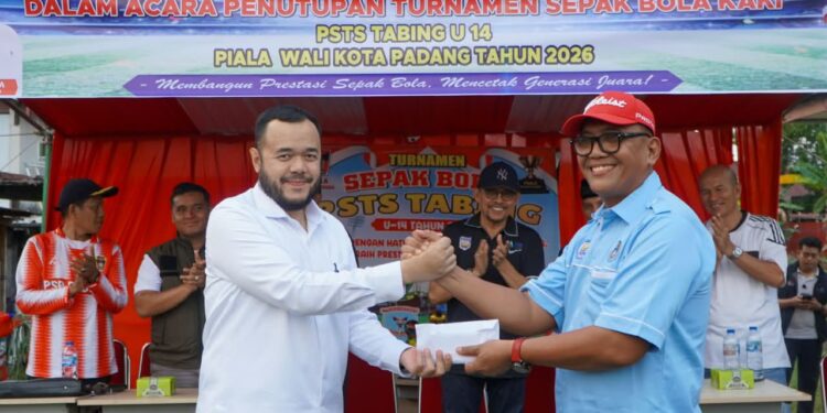 Wali Kota Padang Fadly Amran menyaksikan, semifinal Turnamen Sepak Bola PSTS Tabing U-14 Piala Wali Kota Padang, yang diadakan di lapangan Sepakbola Persatuan Sepakbola Tabing Sekitarnya (PSTS) Tabing, Kelurahan Parupuk Tabing, Kecamatan Koto Tangah, Sabtu (15/8).