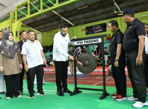 Wali Kota Padang Fadly Amran, menutup secara resmi Kejuaraan Pencak Silat Wali Kota Cup II Tahun 2026 yang berlangsung di GOR FKKSP PT Semen Padang, Sabtu (15/8).