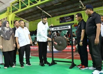 Wali Kota Padang  Fadly Amran, menutup secara resmi Kejuaraan Pencak Silat Wali Kota Cup II Tahun 2026 yang berlangsung di GOR FKKSP PT Semen Padang, Sabtu (15/8).