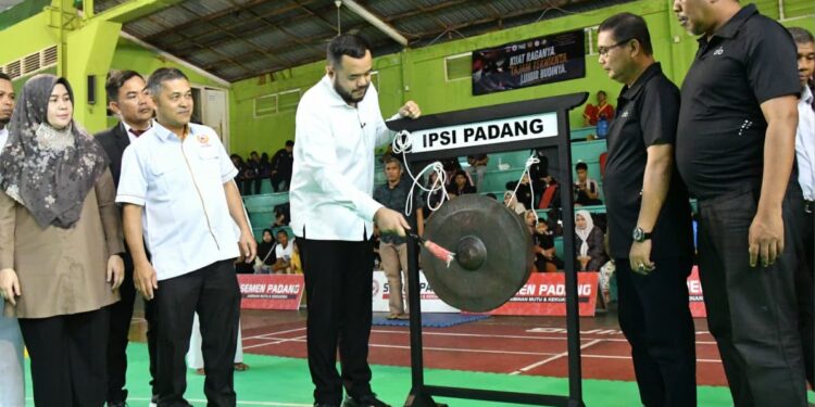 Wali Kota Padang Fadly Amran, menutup secara resmi Kejuaraan Pencak Silat Wali Kota Cup II Tahun 2026 yang berlangsung di GOR FKKSP PT Semen Padang, Sabtu (15/8).