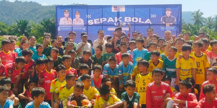 Sebanyak 29 Sekolah Sepak Bola (SSB) di Kota Padang ambil bagian dalam ajang turnamen sepak bola kelompok usia 12 tahun (U-12) memperebutkan trofi Wali Kota Padang.