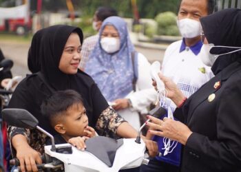 Dampak Asap, Pemkab Dharmasraya Bagikan Ribuan Masker