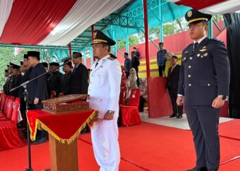Wabup Candra Pimpin Upacara Penurunan Bendera HUT ke-81 RI di GOR Batu Batupang