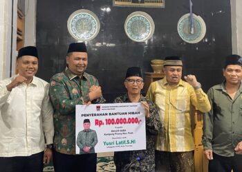 Yusri Latif Salurkan Hibah Rp100 Juta untuk Pembangunan Masjid Quba