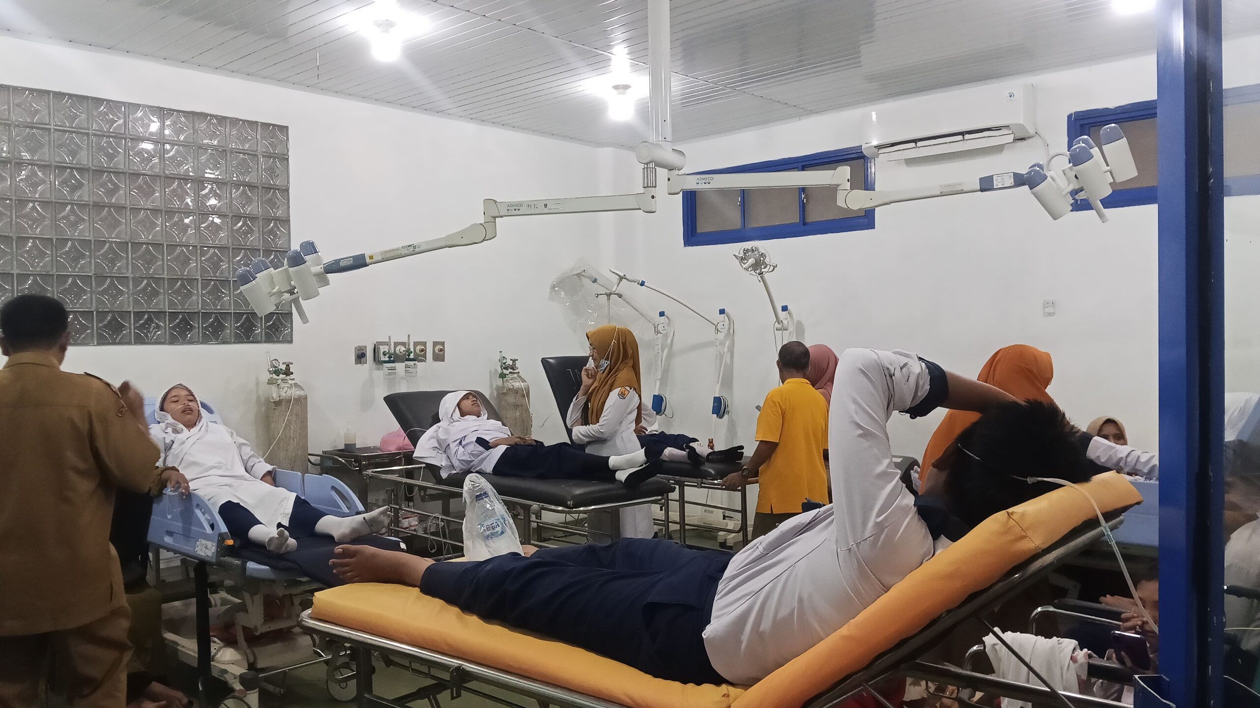 Siswa MTsN 1 Kota Pariaman saat mendapatkan perawatan medis di rungan IGG RSUD. M. Yamin. Senin, (14/9) [foto : sci/yrp]