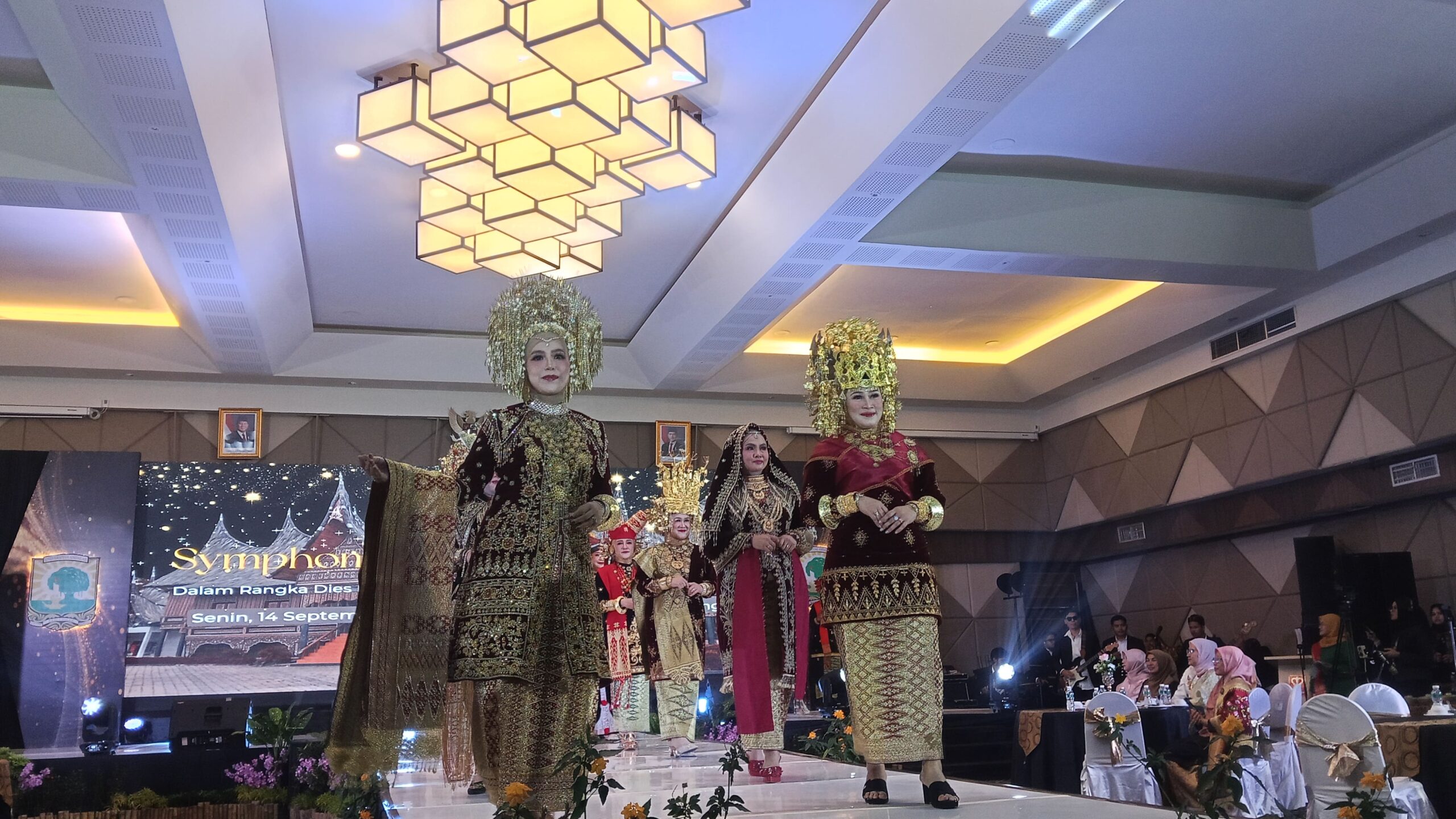 Peragaan busana tradisional Minangkabau oleh Dewan Profesor saat perayaan Dies Natalis Unand ke-70 di Pangeran Beach Hotel. Senin malam, (14/9) [foto : Sci/yrp]