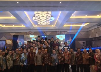 Foto bersama usai perayaan puncak dies natalis Unand ke-70 di Pangeran Beach Hotel. Senin malam, (14/9) [foto:sci/yrp)