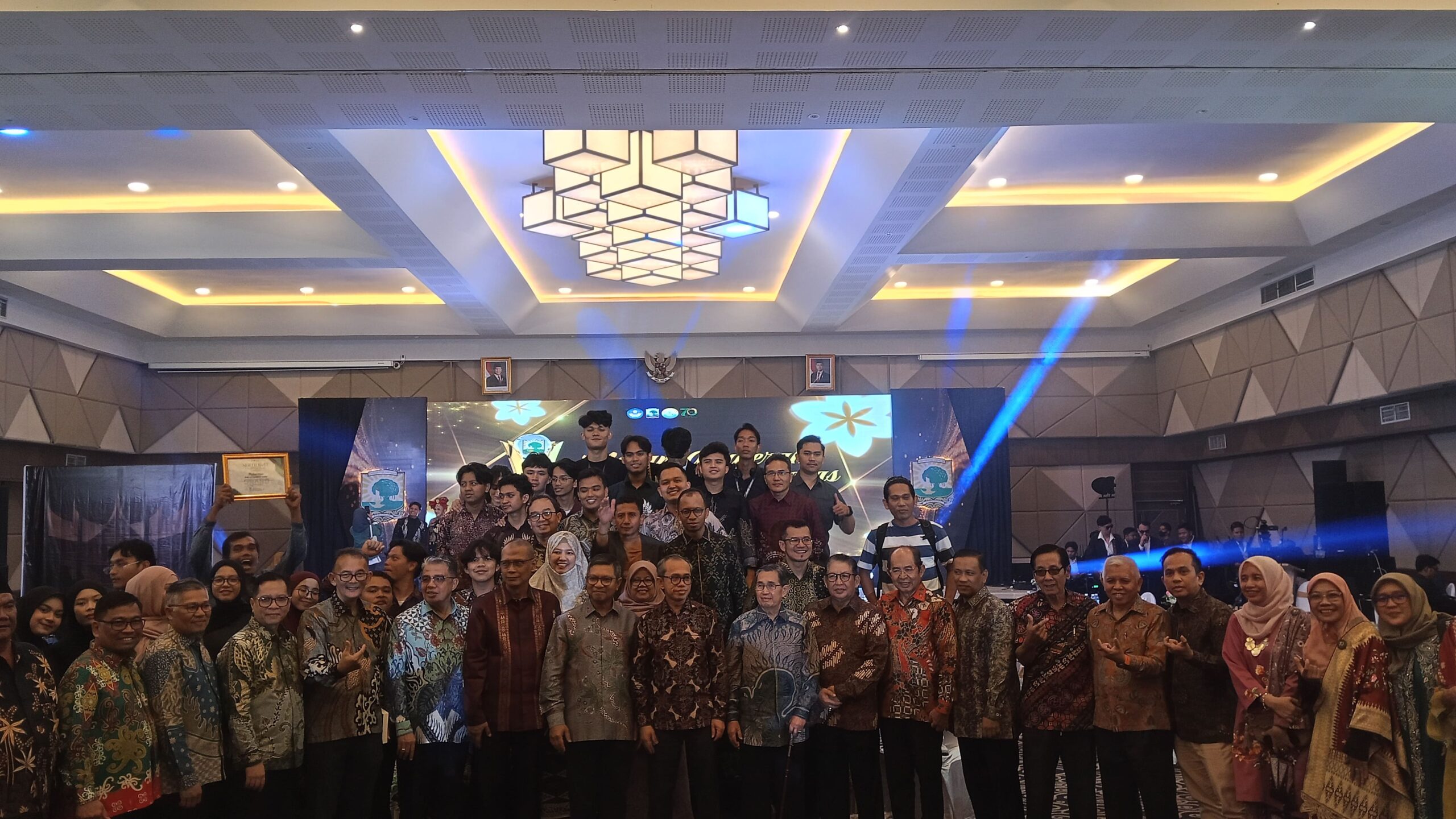 Foto bersama usai perayaan puncak dies natalis Unand ke-70 di Pangeran Beach Hotel. Senin malam, (14/9) [foto:sci/yrp)