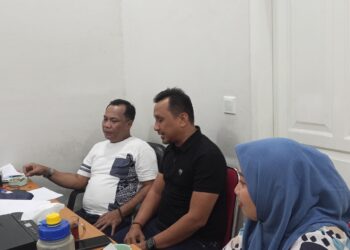 Ketua DPW PKB Sumbar, Firdaus (tengah) bersama Sekretaris, Donizar saat mengikuti Zoom Meeting dengan DPC se-Sumbar di Kantor DPW. Kamis,(17/9) [foto:sci/yrp]