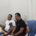 Ketua DPW PKB Sumbar, Firdaus (tengah) bersama Sekretaris, Donizar saat mengikuti Zoom Meeting dengan DPC se-Sumbar di Kantor DPW. Kamis,(17/9) [foto:sci/yrp]