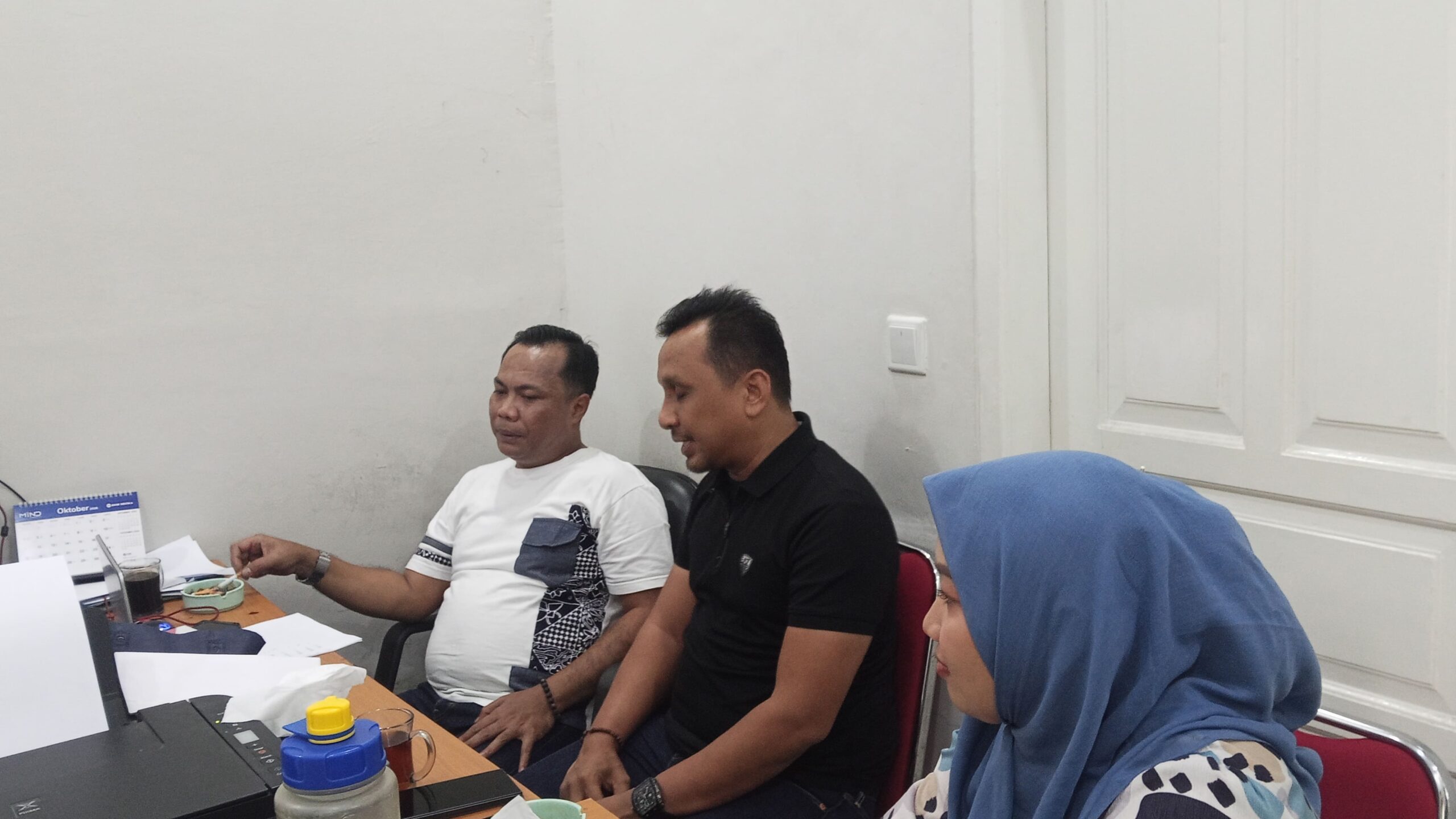 Ketua DPW PKB Sumbar, Firdaus (tengah) bersama Sekretaris, Donizar saat mengikuti Zoom Meeting dengan DPC se-Sumbar di Kantor DPW. Kamis,(17/9) [foto:sci/yrp]