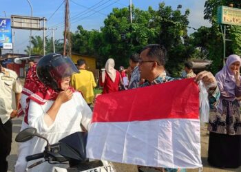 Gelorakan Semangat Nasionalisme, 500 Bendera Dibagikan Kepada Warga di Dharmasraya