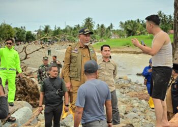 Aliran Sungai Berubah Jalur, Mahyeldi Kerahkan Alat Berat Tangani Banjir Padang
