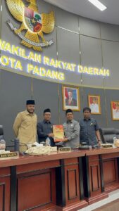 Ketua DPRD Kota Padang Muharlion saat menerima laporan pandangan fraksi dari Anggota DPRD Kota Padang 