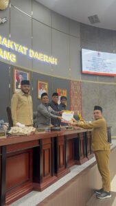 Sekwan DPRD Kota Padang Hendrizal Azhar saat menyerahkan laporan sidang paripurna