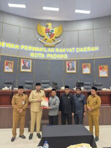 DPRD Kota Padang mengelar Sidang Paripurna Penyampaian Pendapat Akhir Fraksi-fraksi terhadap, Ranperda Pajak Daerah dan Retribusi Daerah, di Gedung DPRD Kota Padang, , Senin (31/8).