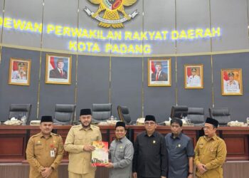 DPRD Kota Padang mengelar Sidang Paripurna Penyampaian Pendapat Akhir Fraksi-fraksi terhadap, Ranperda Pajak Daerah dan Retribusi Daerah, di Gedung DPRD Kota Padang, , Senin (31/8).