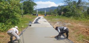Dinas Perumahan dan Kawasan Permukiman (Perkim) Kota Padang terus melaksanakan pembangunan dan pemeliharaan infrastruktur lingkungan, khususnya jalan lingkungan dan saluran drainase yang menjadi kewenangan perangkat daerah tersebut.