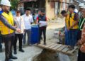 Wali Kota Padang Fadly Amran didampingi Asisten Perekonomian dan Pembangunan Didi Aryadi meninjau,  sejumlah pembangunan infrastruktur jalan dan saluran drainase yang sedang dikerjakan oleh Dinas PUPR Kota Padang.