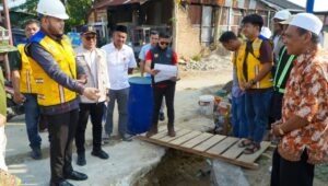 Wali Kota Padang Fadly Amran didampingi Asisten Perekonomian dan Pembangunan Didi Aryadi meninjau,  sejumlah pembangunan infrastruktur jalan dan saluran drainase yang sedang dikerjakan oleh Dinas PUPR Kota Padang.