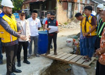 Wali Kota Padang Fadly Amran didampingi Asisten Perekonomian dan Pembangunan Didi Aryadi meninjau,  sejumlah pembangunan infrastruktur jalan dan saluran drainase yang sedang dikerjakan oleh Dinas PUPR Kota Padang.