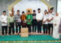 Wali Kota Padang Fadly Amran menerima bantuan Al-Qur’an dari DPD Gebu Minang Jawa Barat (Jabar) untuk mendukung aktivitas keagamaan di Masjid Al Munawwarah, Siteba, Rabu (9/9).